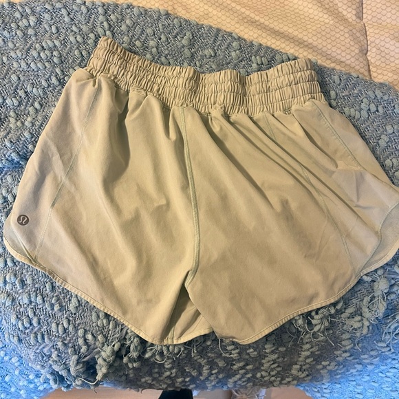 Lululemon hotty hot low rise lined short 4” - Picture 3 of 4